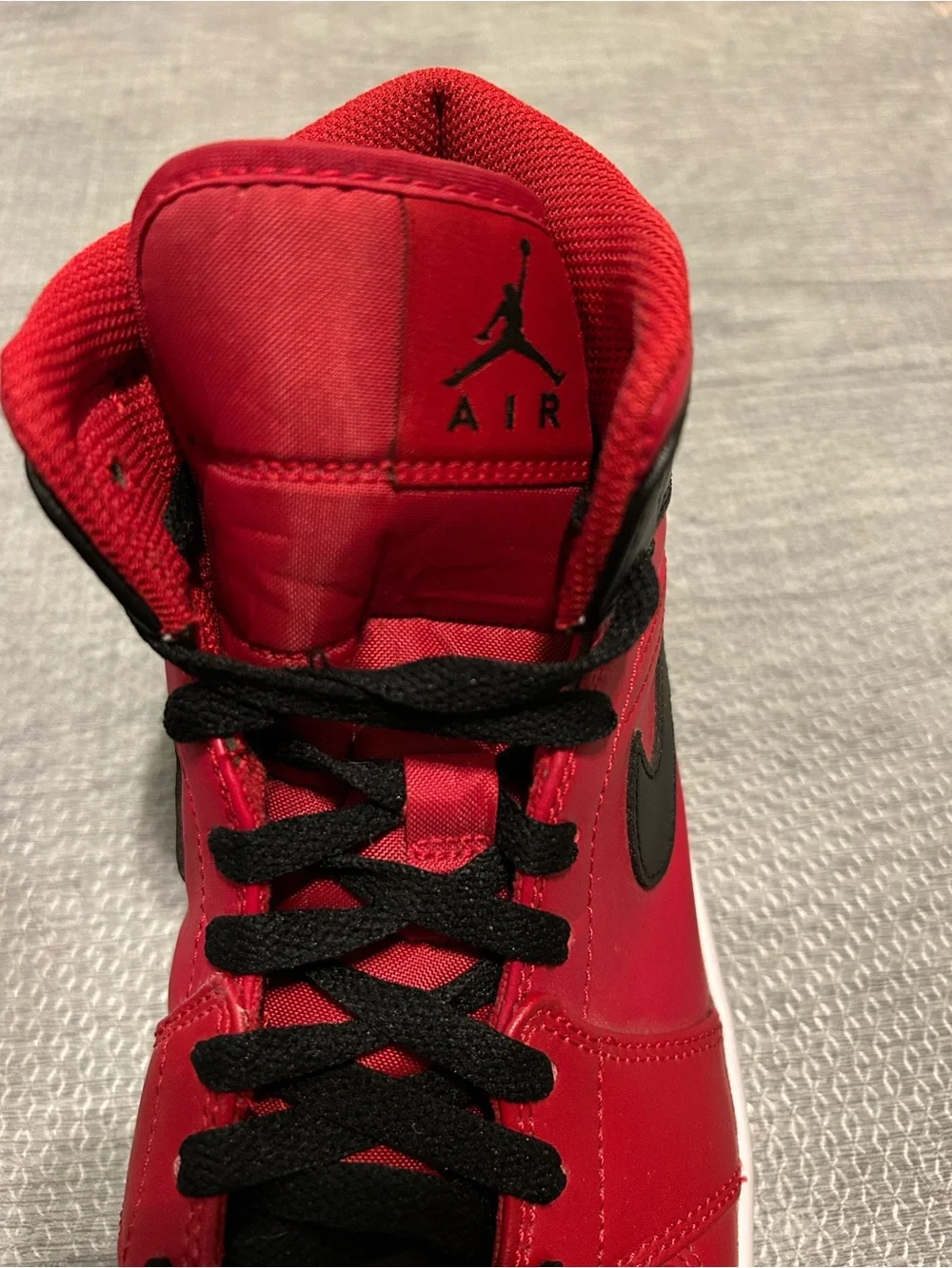 Nike Air Jordan 1 Mid Reverse Bred Size 9 Men’s.